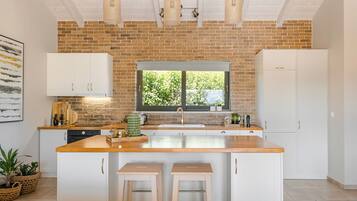 Jääkaappi, uuni, liesi, astianpesukone