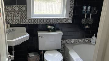 Haartrockner, Handtücher, Seife, Shampoo