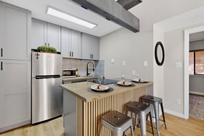 Kühlschrank, Mikrowelle, Ofen, Herdplatte