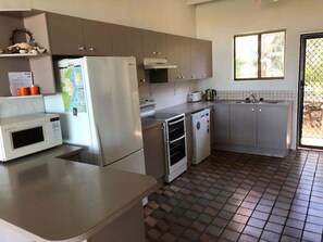 Køleskab, mikrobølgeovn, ovn, kogeplade