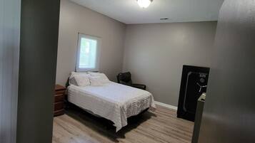 2 bedrooms, travel crib, free WiFi, bed sheets