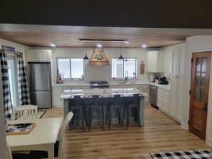 Fridge, microwave, oven, stovetop - Walking distance to four-season ski and golf resort Crystal Mountain (Thompsonville)