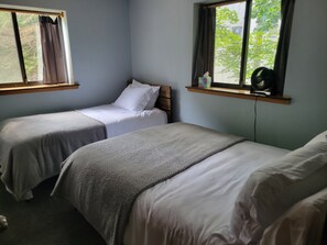 3 slaapkamers, een strijkplank/strijkijzer, gratis wifi, beddengoed
