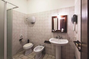 A small bathroom with a toilet, bidet, and sink. - Al Poggio dei Papi (Citta della Pieve)