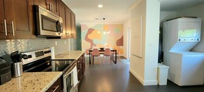 ثلاجة، ميكروويف، فرن، موقد طهي مسطح