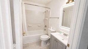 A bathroom with a bathtub, toilet, and sink. - Welcome Suites Hazelwood Extended Stay Hotel (Hazelwood)