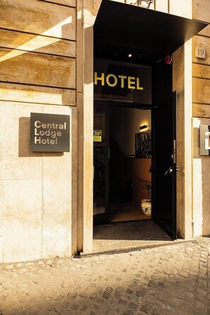 Exterior detail - Hotel Central Lodge (Rome)