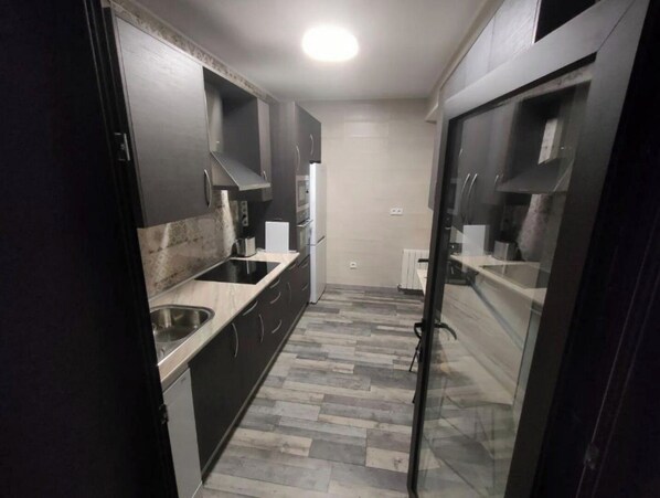 Een koelkast, een microgolfoven, een oven, een vaatwasser