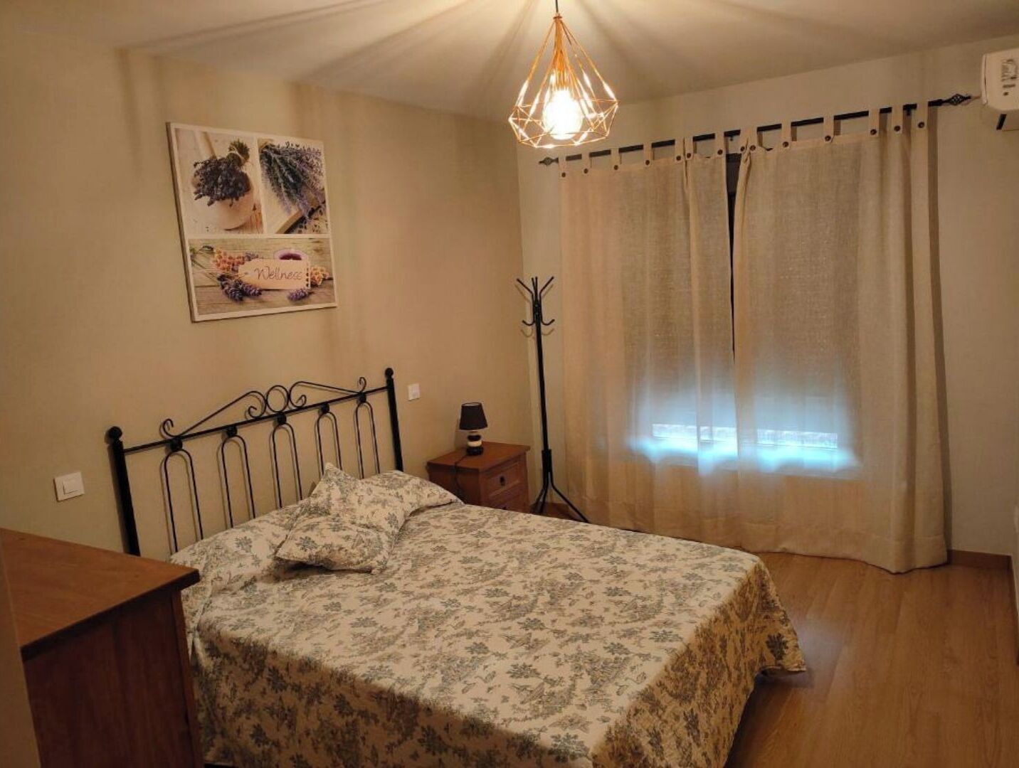 3 slaapkamers, een strijkplank/strijkijzer, gratis wifi, beddengoed