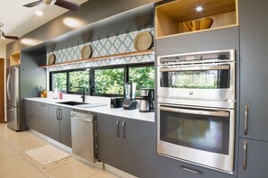 冰箱、微波炉、烤箱、炉灶