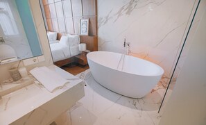 Badewanne, Haartrockner, Bidet, Handtücher