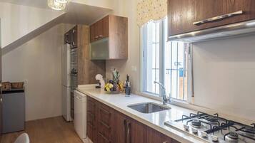 Een koelkast, een magnetron, een oven, een kookplaat