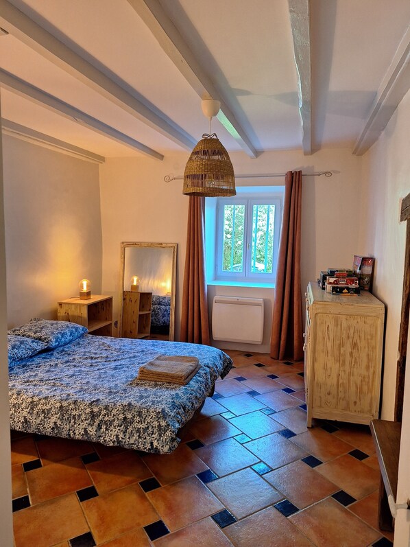4 bedrooms, iron/ironing board, free WiFi, bed sheets