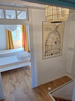 4 quartos, ferros/tábuas de passar roupa, Wi-Fi de cortesia