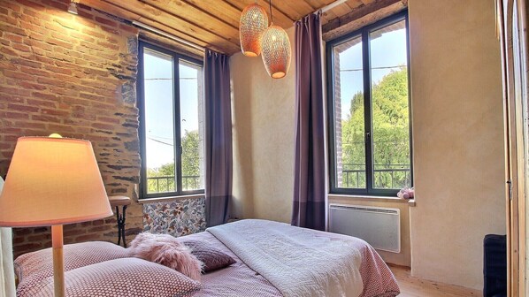 6 bedrooms, iron/ironing board, travel crib, free WiFi