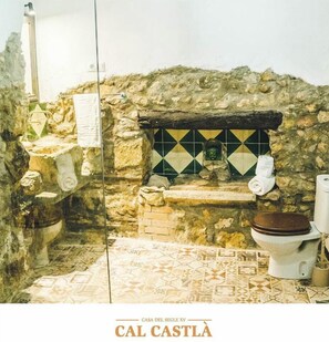 Een douche, een haardroger, handdoeken, zeep