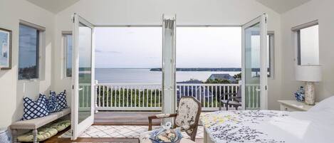 4 quartos, escrivaninha, ferros/tábuas de passar roupa