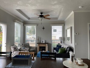 Smart-TV, Kamin, DVD-Player, Bücher