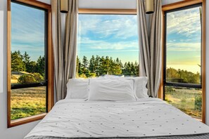 3 chambres, bureau, fer et planche à repasser, lit de bébé portatif