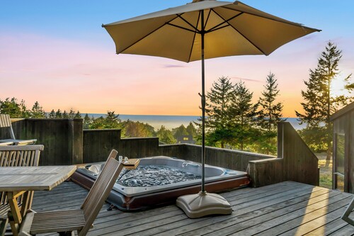 Panoramic Ocean Views, Hot Tub Under The Stars and EV charging station 