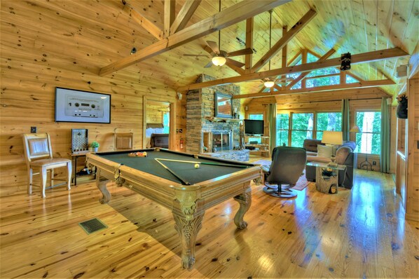 Smart TV, fireplace