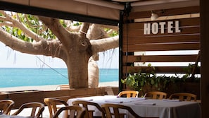 Outdoor dining - Hotel Embarcadero De Calahonda (Motril)
