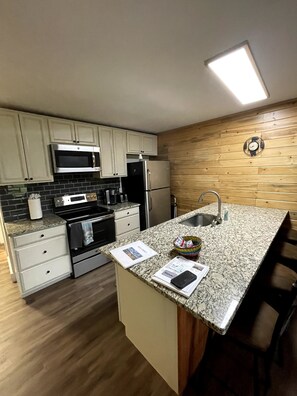 Frigorifero, microonde, forno, piano cottura