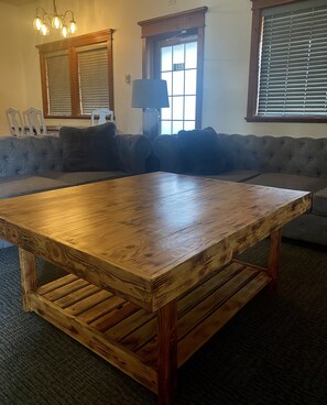 Appartement Signature | Coin séjour | TV connectée de 43 pouces avec chaînes numériques, télévision, Netflix