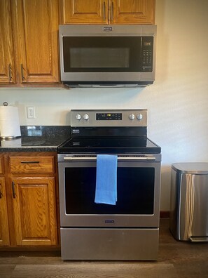 Signature Apartment | Private kitchen | Full-sized fridge, microwave, oven, stovetop - Park Place (Darby)