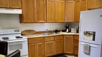 Full-sized fridge, microwave, oven, stovetop