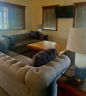 Appartement Signature | Coin séjour | TV connectée de 43 pouces avec chaînes numériques, télévision, Netflix