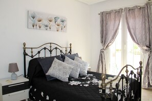 2 bedrooms, iron/ironing board, free WiFi, bed sheets - Luxury 2 Bed 2 Bath Private Solarium Apt Las Violetas, Villamartin (Villamartín)