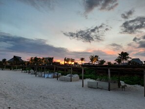 In Strandnähe, Liegestühle, Strandtücher