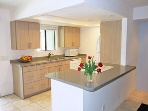 Kjøleskap, mikrobølgeovn, ovn og kokeplater