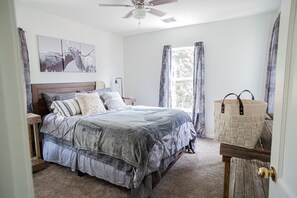 3 habitaciones, tabla de planchar con plancha, wifi y ropa de cama 