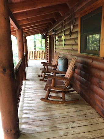 Terrace/patio. Timberwolf--Beautiful cabin near Big South Fork