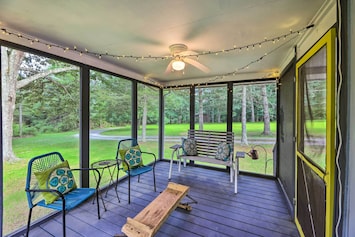 Hillsboro Vacation Rental | 2BR | 1BA | 4 Entry Stairs Required | 575 Sq Ft