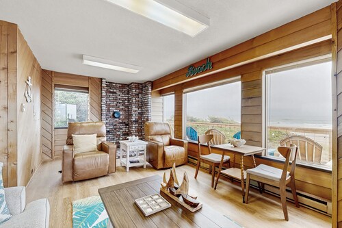 Oceanfront home with great views, high-speed WiFi & direct beach access