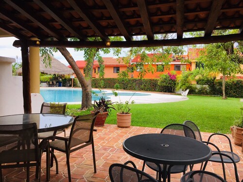 House buganvilias in hotel zone Cancún, with pool