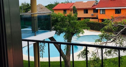 House buganvilias in hotel zone Cancún, with pool