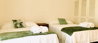 House buganvilias in hotel zone Cancún, with pool