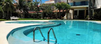 House buganvilias in hotel zone Cancún, with pool
