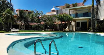 House buganvilias in hotel zone Cancún, with pool
