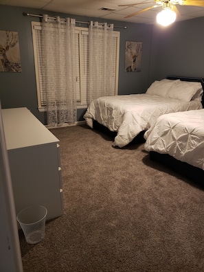 4 chambres, bureau, fer et planche à repasser, accès au Wi-Fi (inclus)