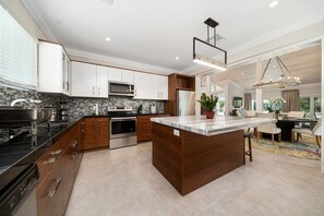 Fridge, microwave, oven, stovetop - Orchid House (Nassau)