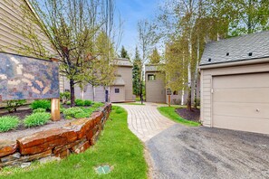 Property grounds - Perfect condo near town & skiing with views, pool, hot tub, on-site golf & deck (Sun Valley)