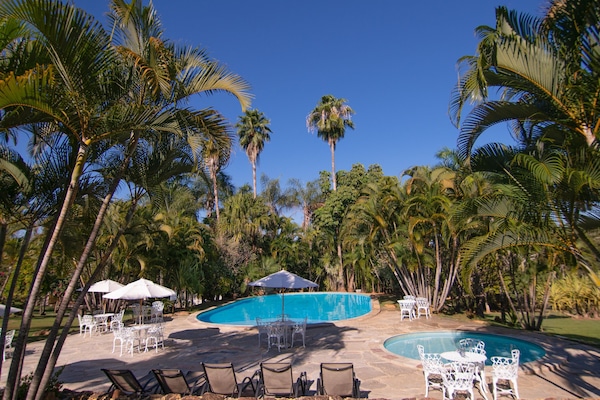 Piscina a l'aire lliure, para-sols i gandules