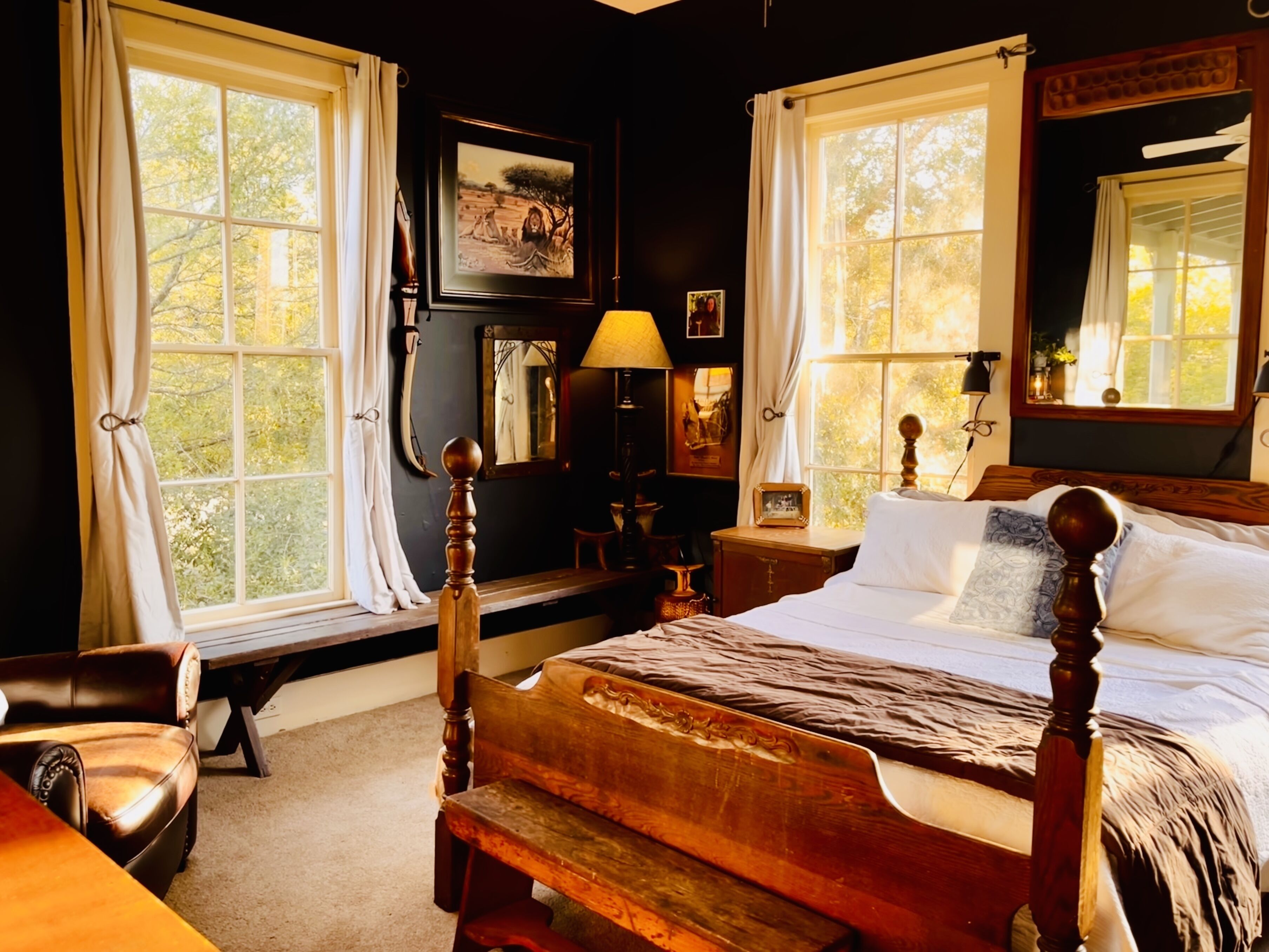 5 bedrooms, desk, iron/ironing board, travel cot