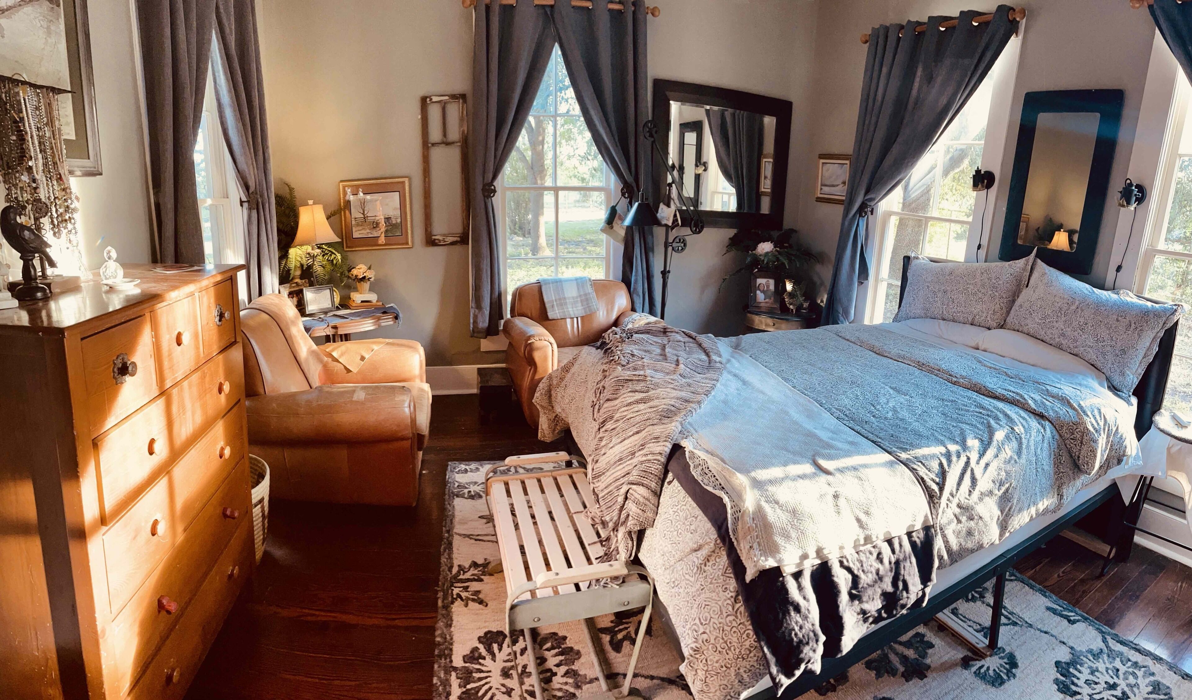 5 bedrooms, desk, iron/ironing board, travel cot