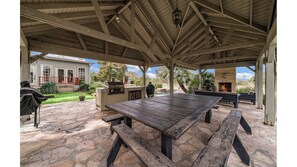 تناول الطعام بالخارج